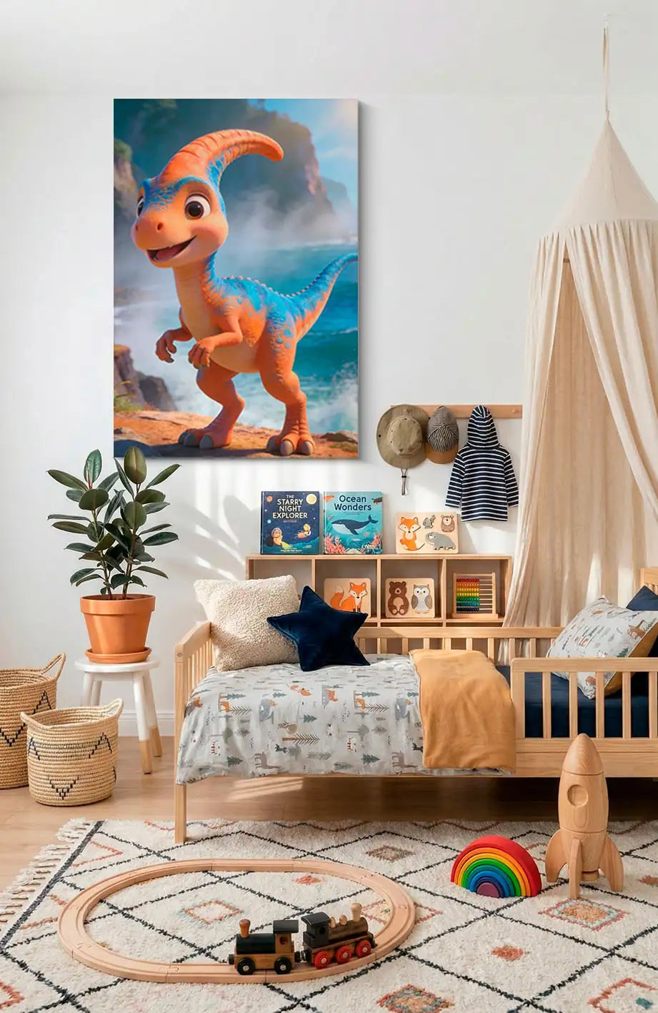 Akustikbillede med en tegnet parasaurolophus-unge i orange ved havet, ophængt over sengen i et børneværelse med sengehimmel