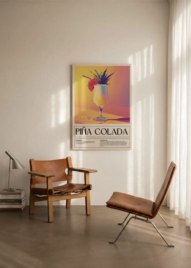 Akustikbillede med en retro cocktailplakat med Pina Colada, ophængt over en lænestol ved gardinet