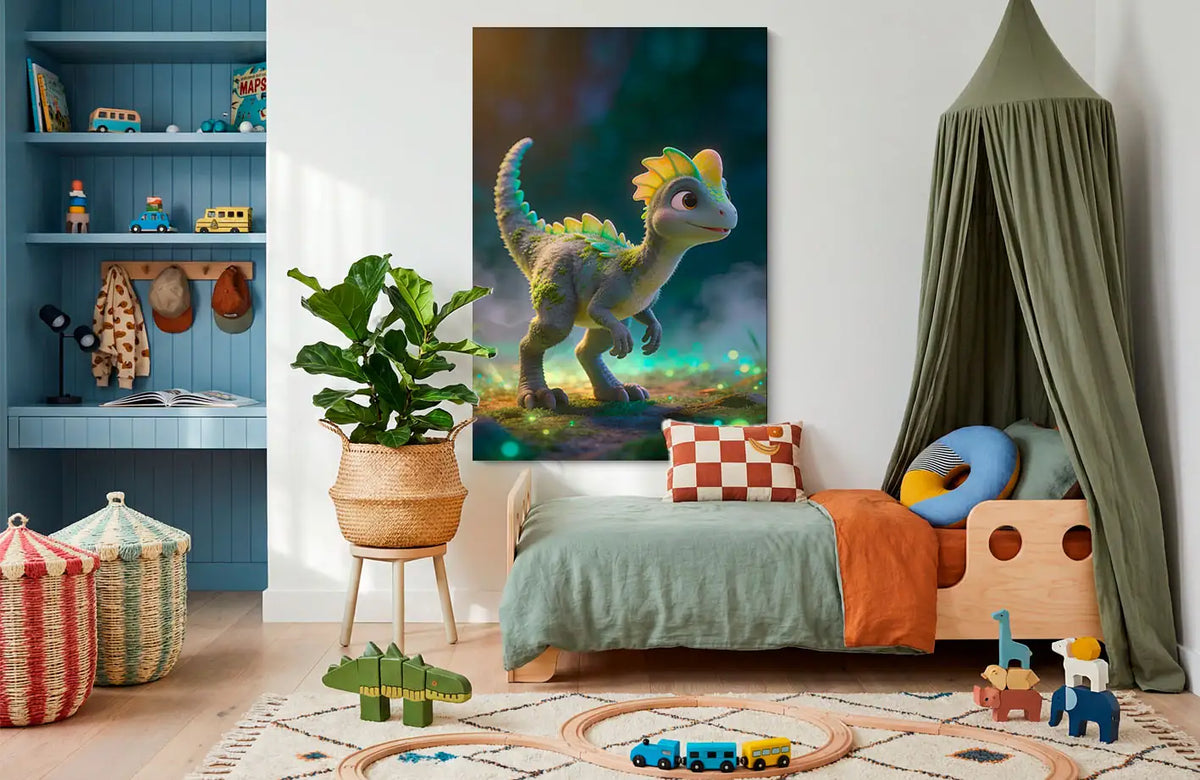 Akustikbillede med en tegnet dinosaurunge i gult med vinger i en magisk skov, stillet op ved sengen i et børneværelse med grøn sengehimmel
