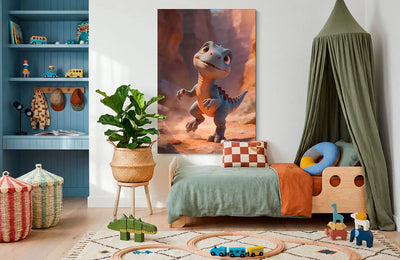 Akustikbillede med en tegnet velociraptor-unge i et klippelandskab, stillet op ved sengen i et børneværelse med grøn sengehimmel
