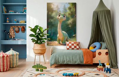 Akustikbillede med en tegnet brachiosaurus-unge i beige i en solbeskinnet skov, stillet op ved sengen i et børneværelse med grøn sengehimmel
