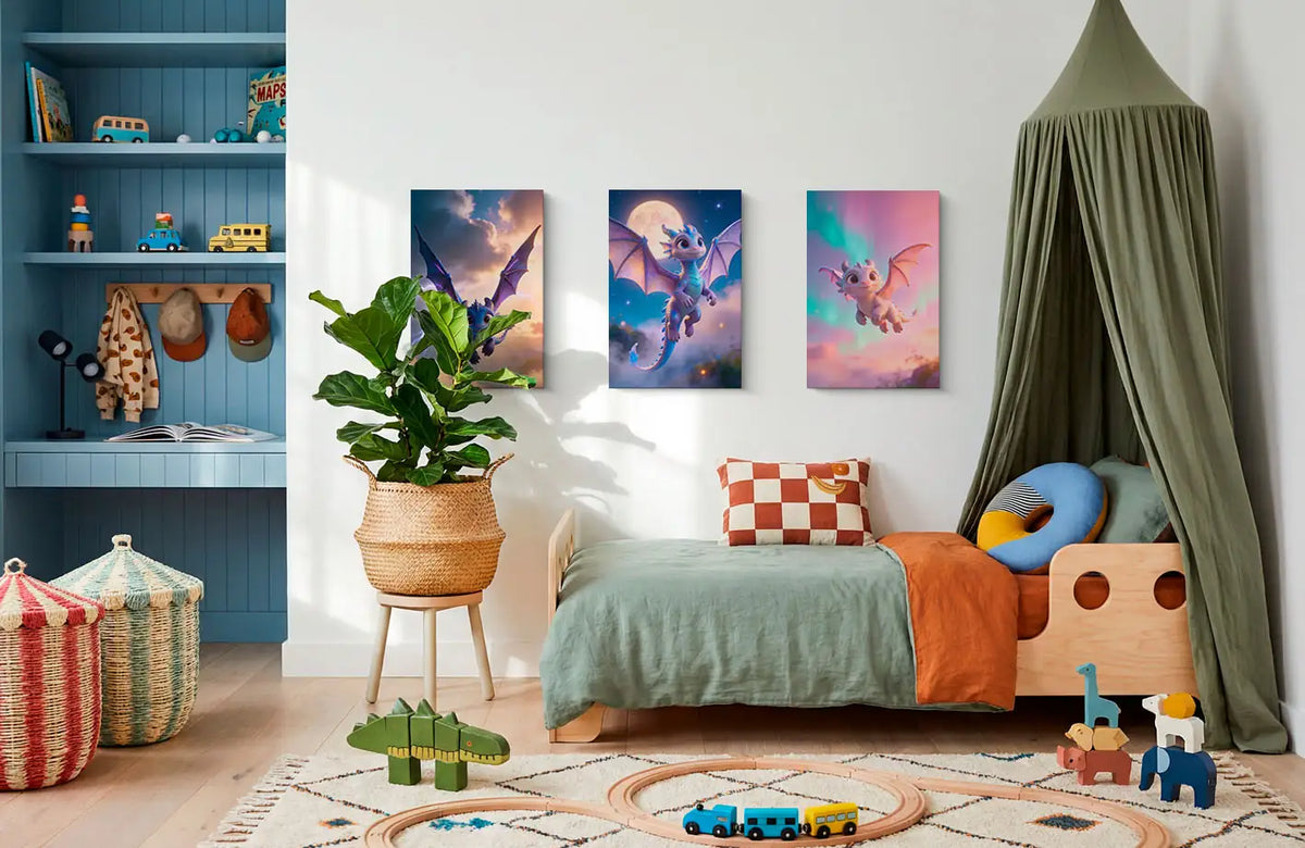 Akustikbillede med en tegnet drageunge i lilla der flyver foran en stor fuldmåne, som del af en billedvæg med tre motiver i et børneværelse