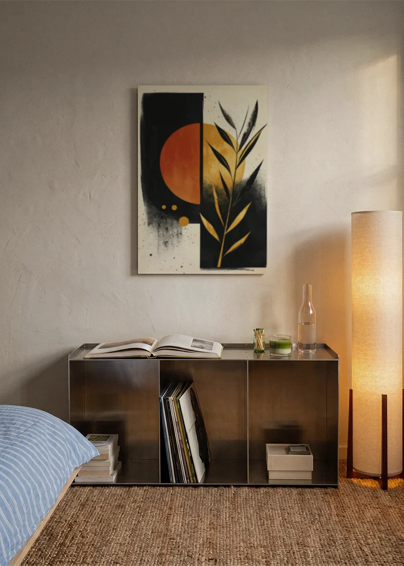 Akustikbillede med sorte og orange felter med gyldne blade, over sengegavlen i et soveværelse med tændt lampe