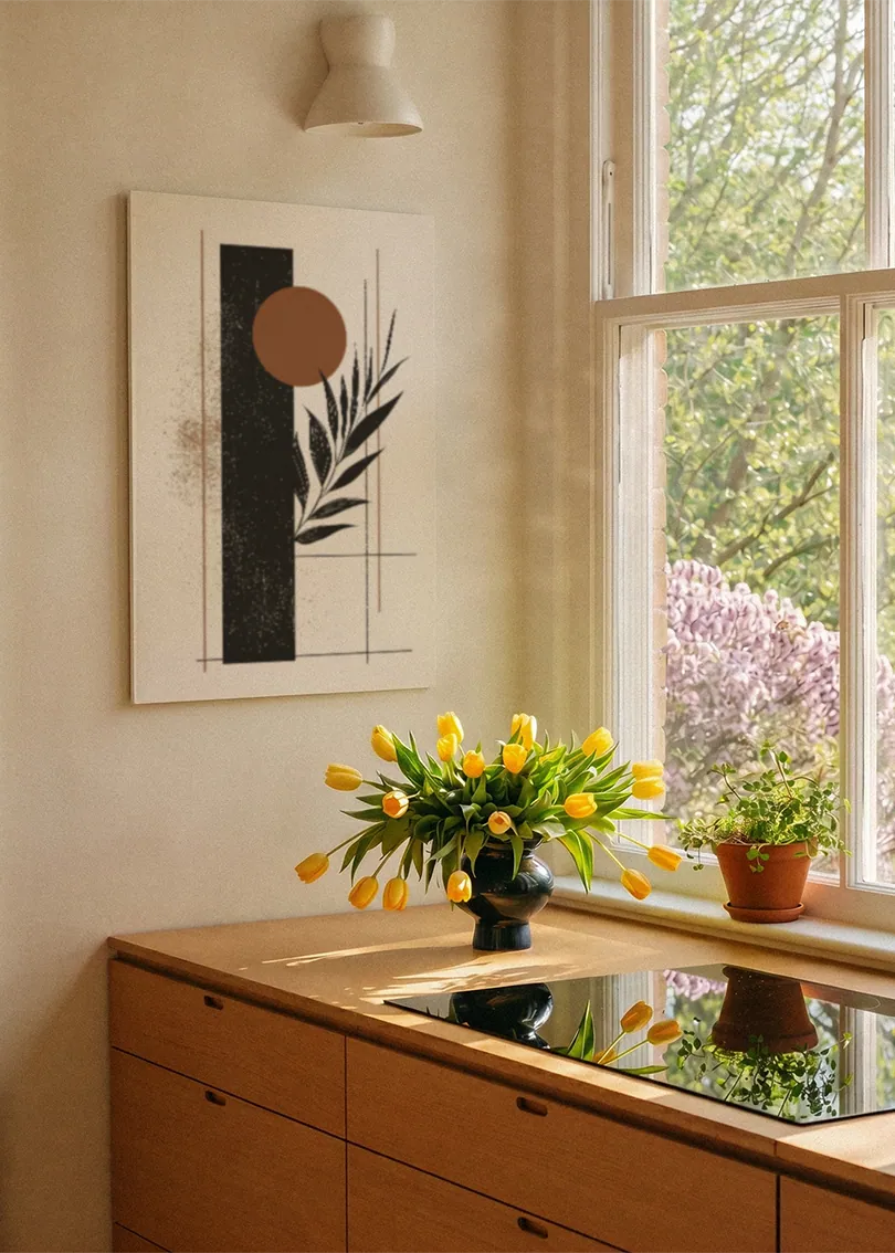 Akustikbillede med en sort søjle med en gren og en cirkel, ved et vindue med en blomsterbuket i karmen