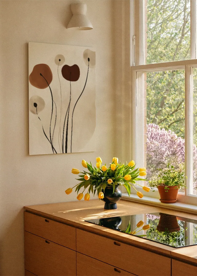 Akustikbillede med brune blomster på lange stilke, ved et vindue med en blomsterbuket i karmen