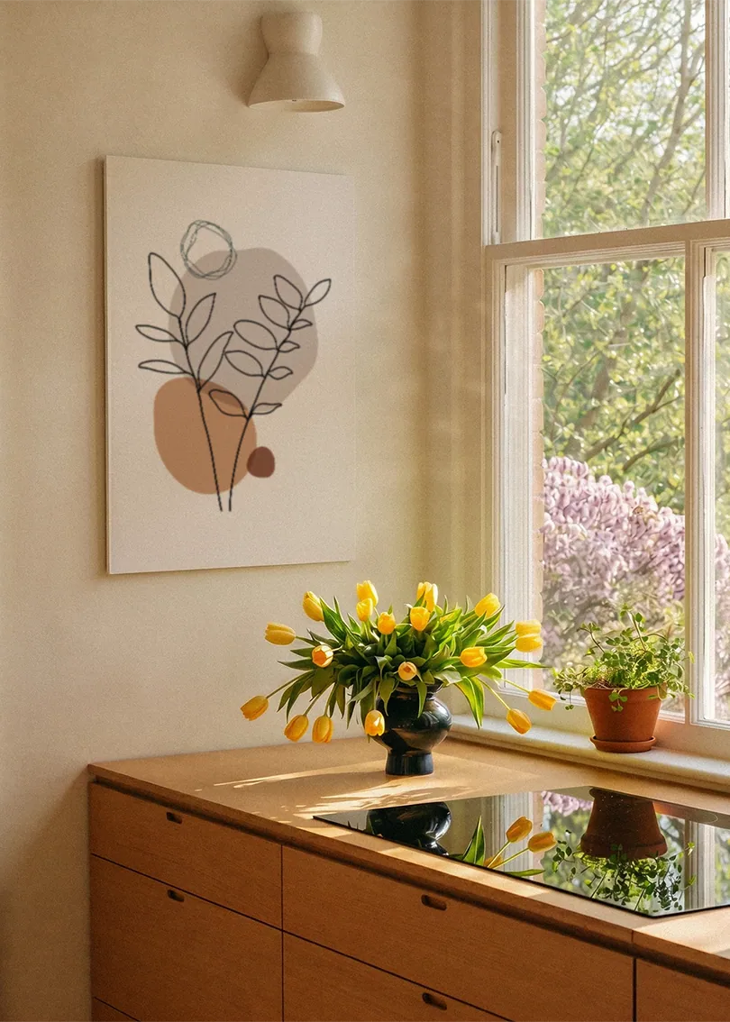 Akustikbillede med en tegnet gren i en cirkelform, ved et vindue med en blomsterbuket i karmen