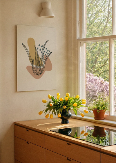 Akustikbillede med gyldne strå med sorte prikker, ved et vindue med en blomsterbuket i karmen