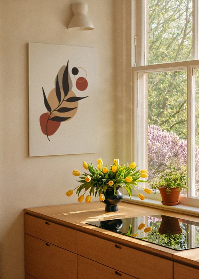 Akustikbillede med sorte og røde blade med cirkler, ved et vindue med en blomsterbuket i karmen