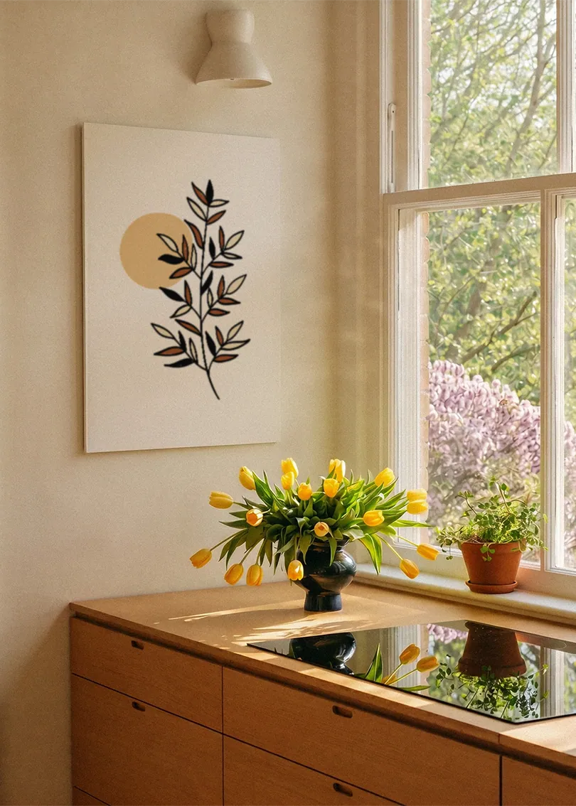 Akustikbillede med sorte blade med en gylden cirkel, ved et vindue med en blomsterbuket i karmen