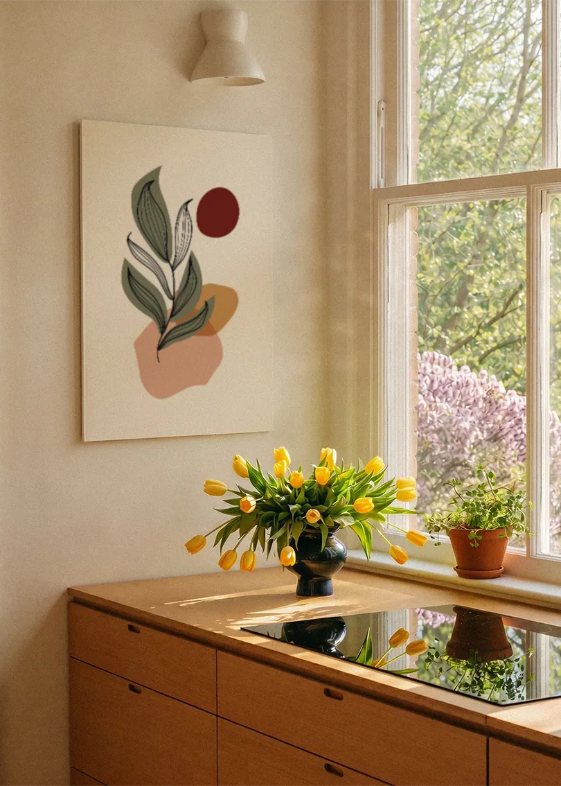 Akustikbillede med grønne blade med en rød cirkel, ved et vindue med en blomsterbuket i karmen