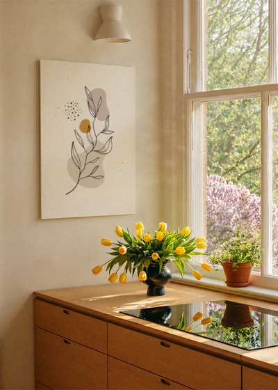 Akustikbillede med tegnede blade med en gylden prik, ved et vindue med en blomsterbuket i karmen