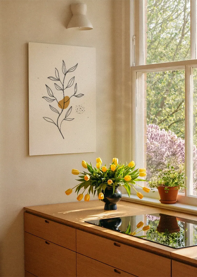 Akustikbillede med tegnede blade med en gylden cirkel, ved et vindue med en blomsterbuket i karmen