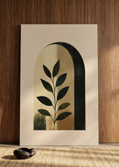 Akustikbillede med en bue med et grønt blad i beige toner, i nærbillede lænet mod væggen med små dekorationssten