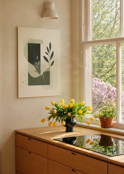 Akustikbillede med en grøn abstrakt figur med blade, ved et vindue med en blomsterbuket i karmen