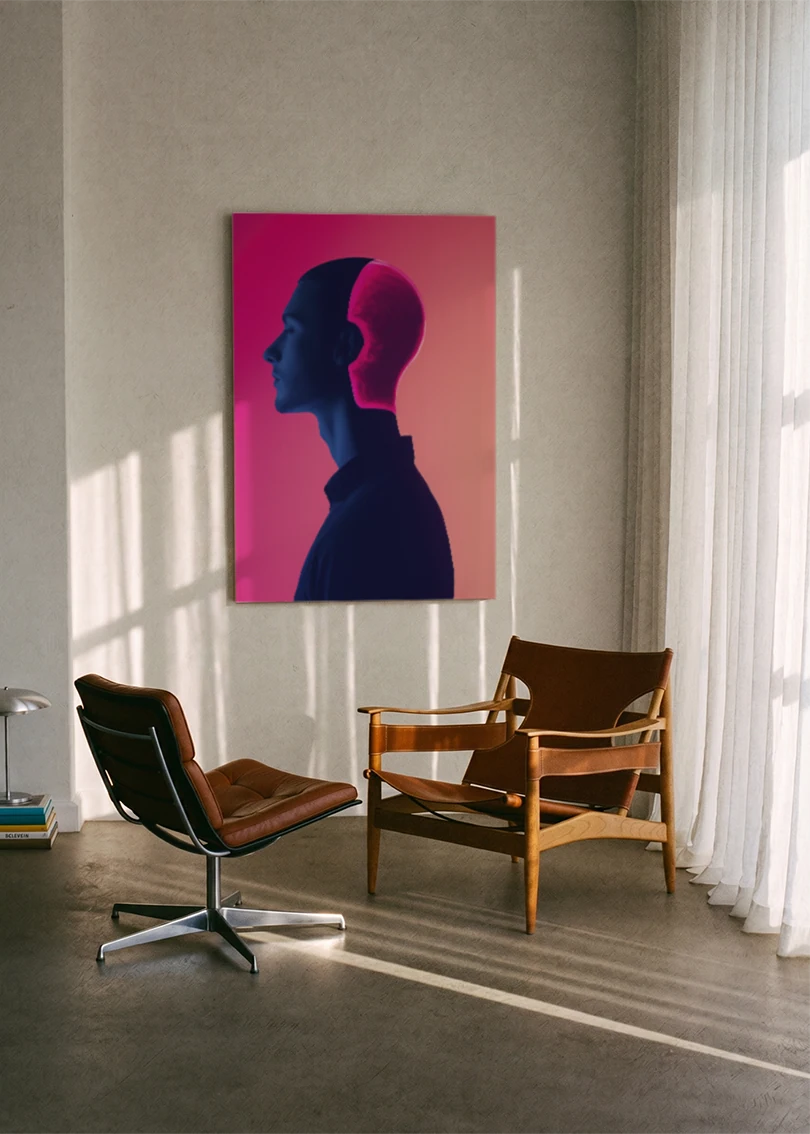 Akustikbillede med en dobbeltprofil i lilla på pink baggrund, ophængt over en brun lænestol ved vinduet