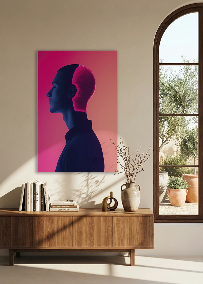 Akustikbillede med en dobbeltprofil i lilla på pink baggrund, ved et buet vindue med reol
