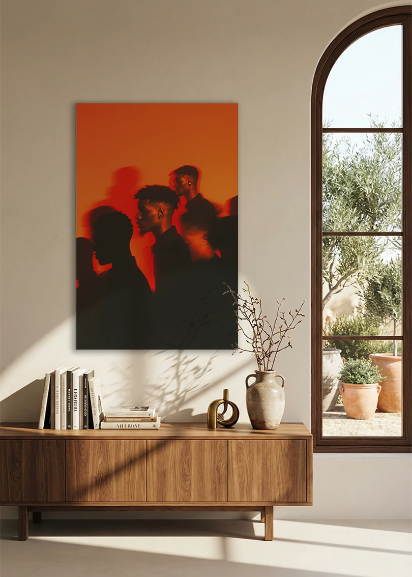 Akustikbillede med silhuetter af mennesker i orange lys, ved et buet vindue med reol