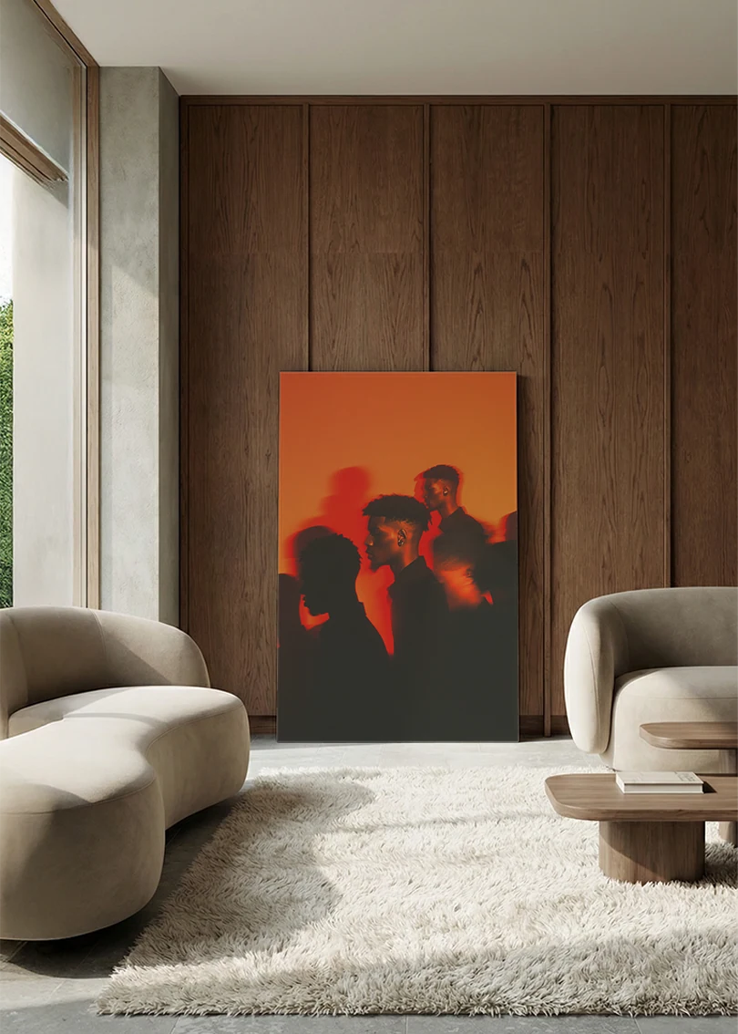 Akustikbillede med silhuetter af mennesker i orange lys, i en lounge med bugtet sofa mod valnød