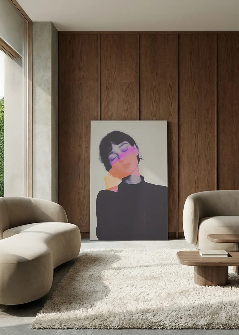 Akustikbillede med et portræt med lilla øjenskygge på beige, i en lounge med bugtet sofa mod valnød