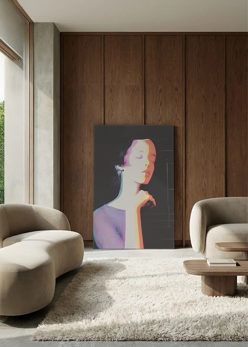 Akustikbillede med en profil med lilla og orange lys, i en lounge med bugtet sofa mod valnød