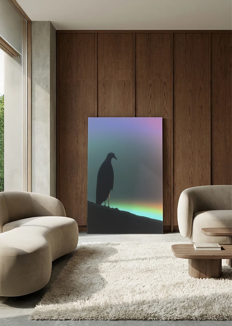 Akustikbillede med en fugl på en gren mod en regnbuegradient, i en lounge med bugtet sofa mod valnød