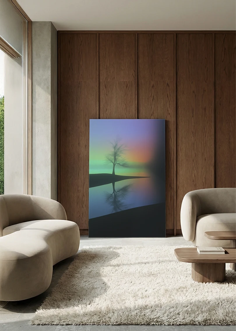 Akustikbillede med et enligt træ mod en pastelfarvet gradient, i en lounge med bugtet sofa mod valnød