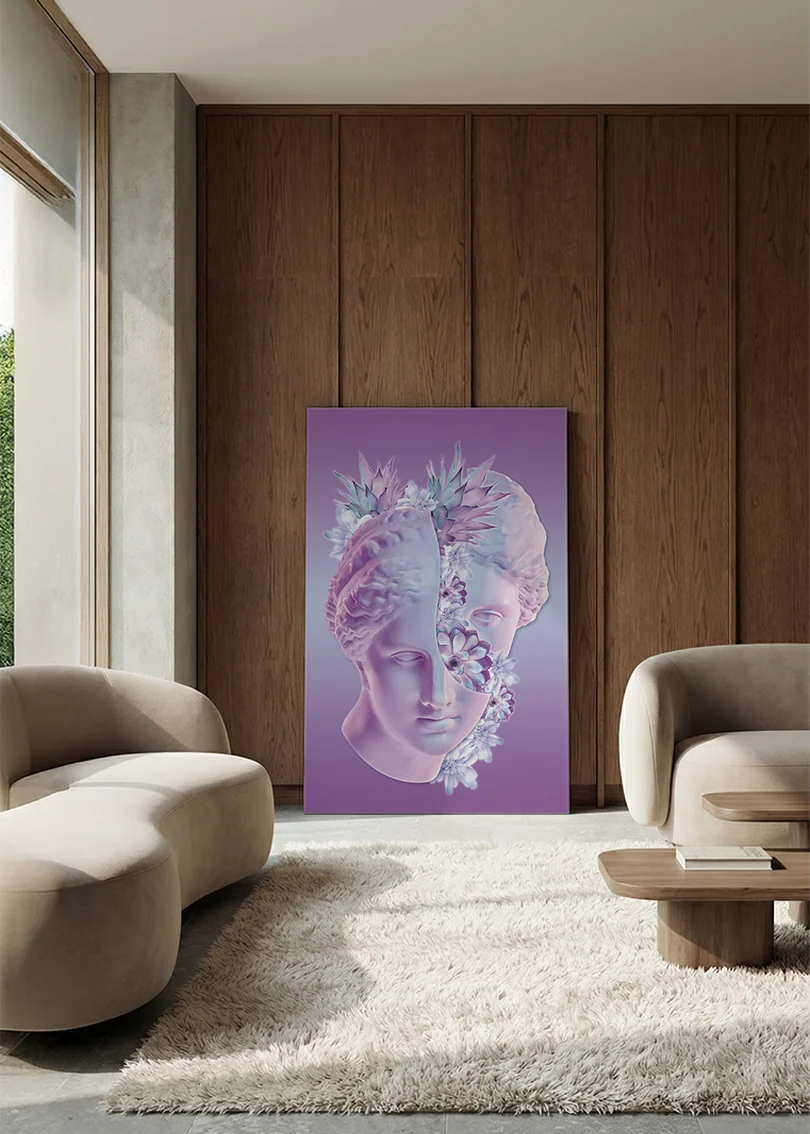 Akustikbillede med en klassisk gipsbuste i lilla med blomster, i en lounge med bugtet sofa mod vægpanel i valnød