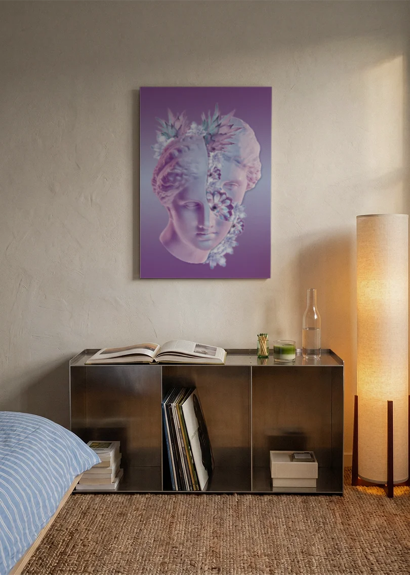 Akustikbillede med en klassisk gipsbuste i lilla med blomster, over en reol i et soveværelse med tændt gulvlampe