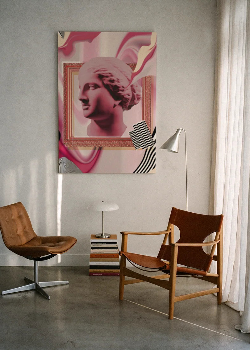 Akustikbillede med en gipsbuste i en pink collage, ophængt over en lænestol ved gardinet med gulvlampe