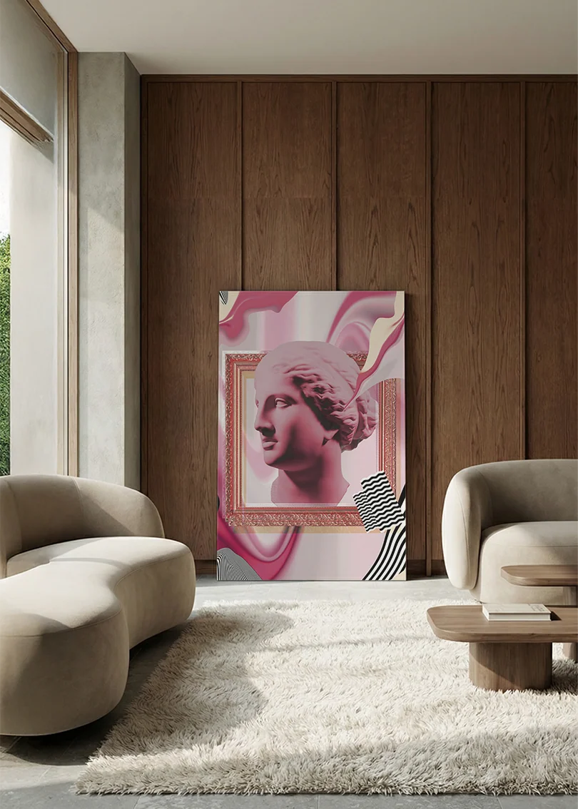 Akustikbillede med en gipsbuste i en pink collage, i en lounge med bugtet sofa mod vægpanel i valnød