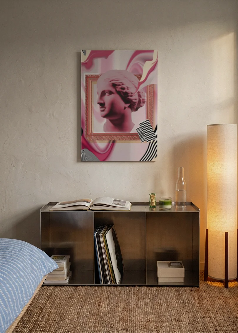 Akustikbillede med en gipsbuste i en pink collage, over en reol i et soveværelse med tændt gulvlampe