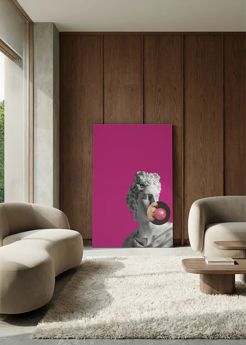 Akustikbillede med en gipsbuste med en tyggegummiboble på pink baggrund, i en lounge med bugtet sofa mod vægpanel i valnød