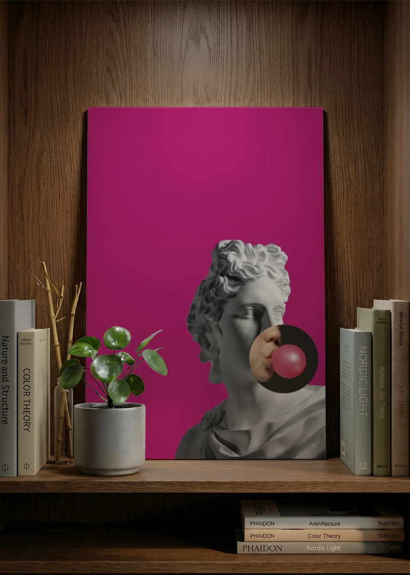 Akustikbillede med en gipsbuste med en tyggegummiboble på pink baggrund, på en skænk i valnød med potteplante og bøger
