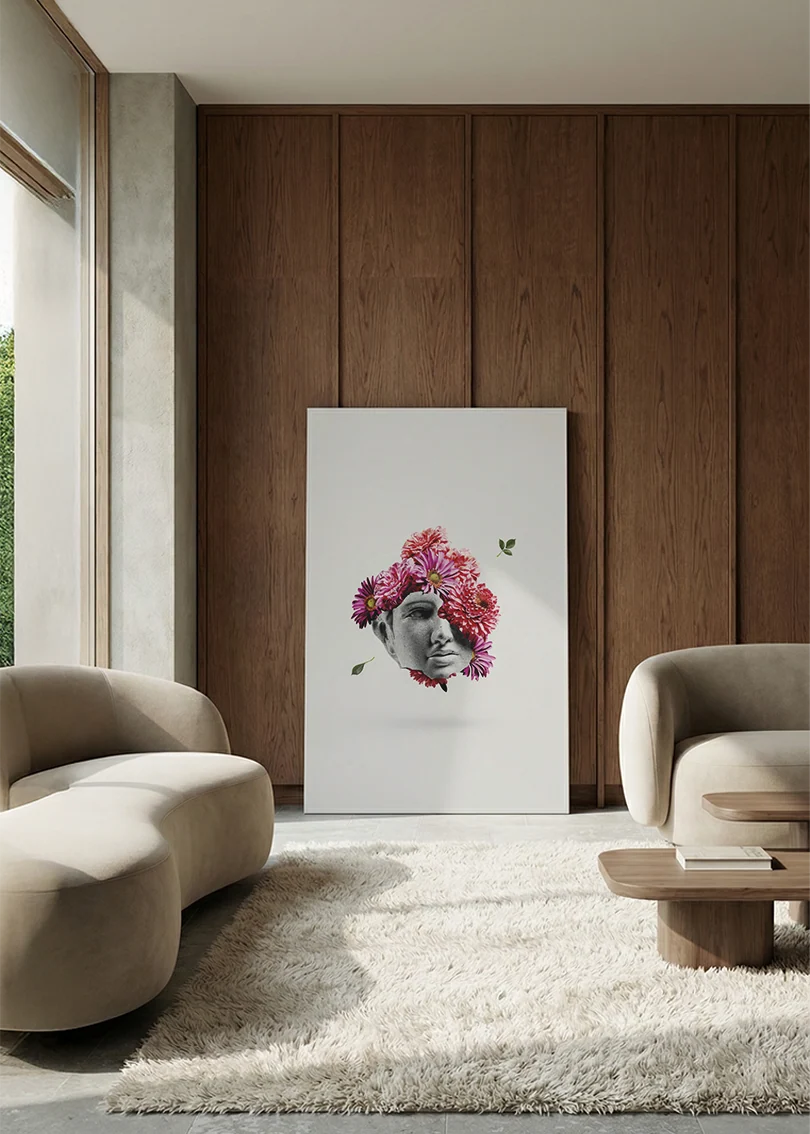 Akustikbillede med en gipsbuste der opløses i blomster, i en lounge med bugtet sofa mod vægpanel i valnød