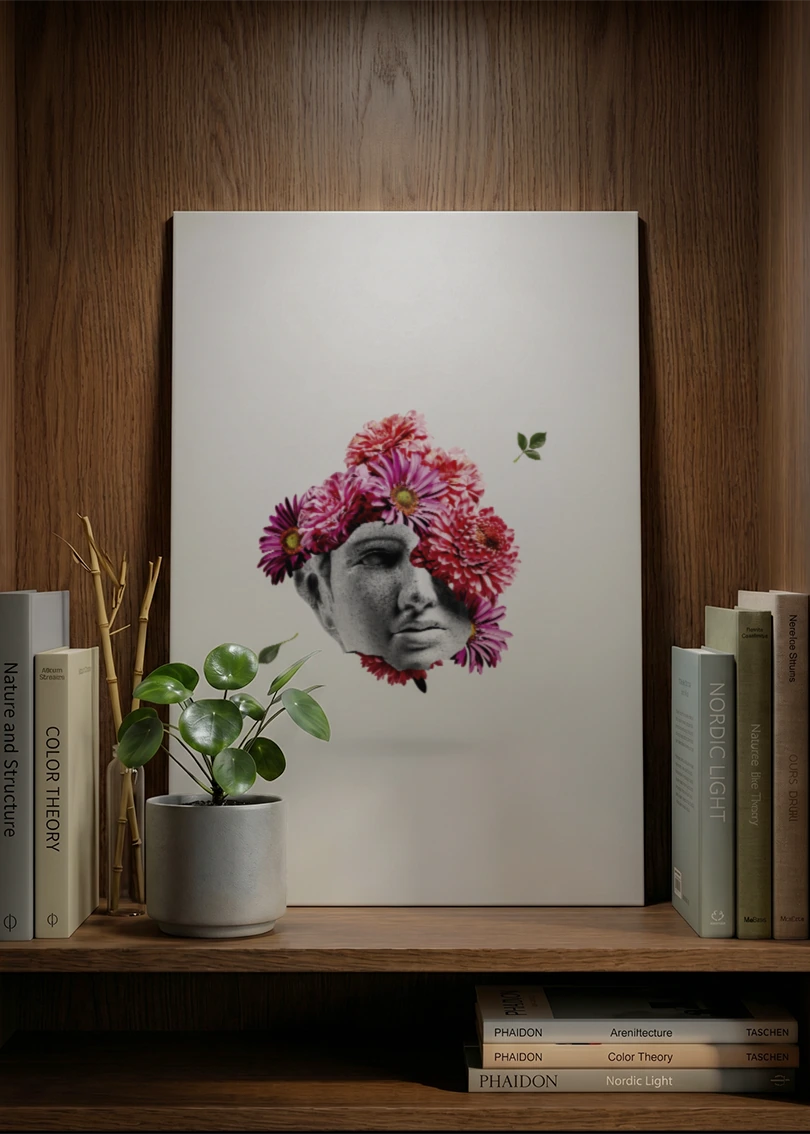 Akustikbillede med en gipsbuste der opløses i blomster, på en skænk i valnød med potteplante og bøger