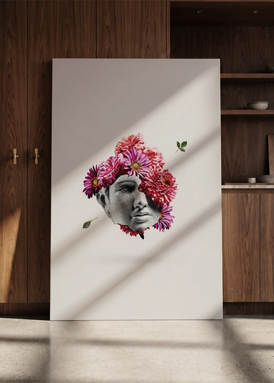 Akustikbillede med en gipsbuste der opløses i blomster, lænet mod en skabsvæg i valnød