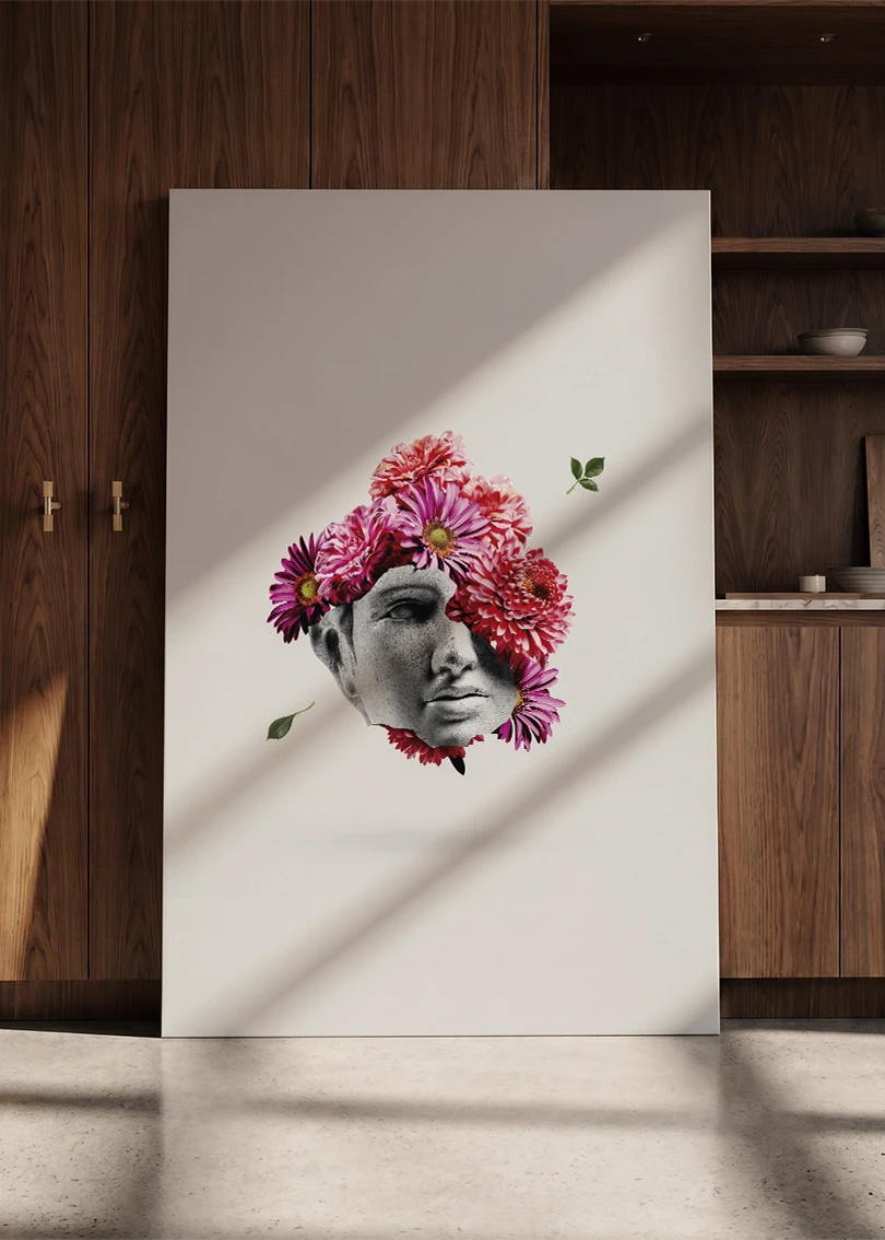 Akustikbillede med en gipsbuste der opløses i blomster, lænet mod en skabsvæg i valnød