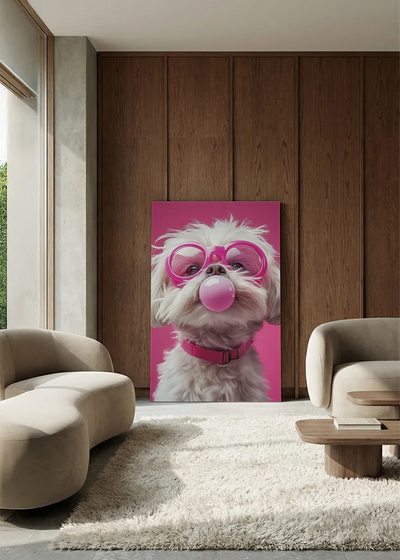 Akustikbillede med en hvid hund med tyggegummiboble og pink briller, i en lounge med bugtet sofa mod vægpanel i valnød