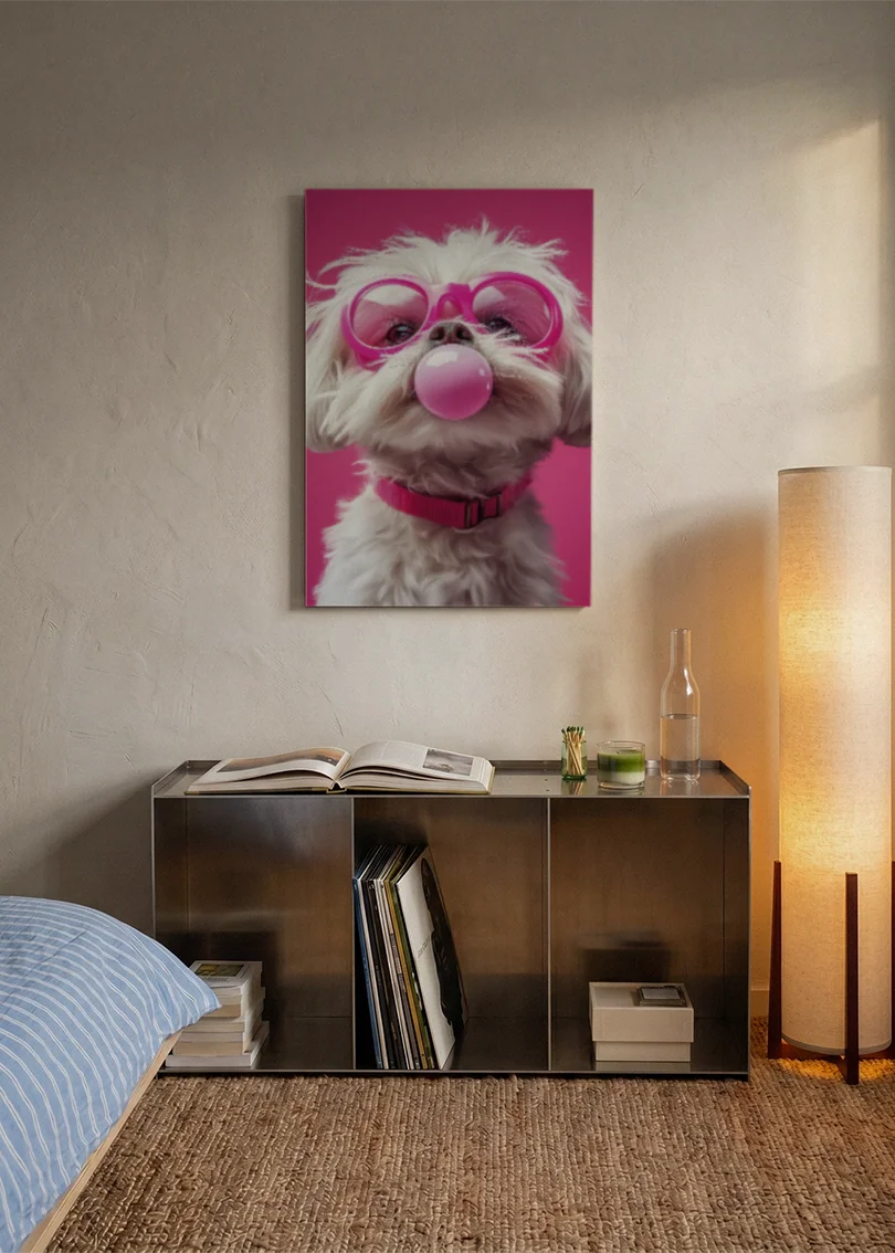 Akustikbillede med en hvid hund med tyggegummiboble og pink briller, over en reol i et soveværelse med tændt gulvlampe