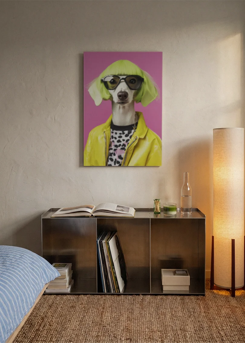 Akustikbillede med en hund med gule solbriller og gul jakke, over en reol i et soveværelse med tændt gulvlampe