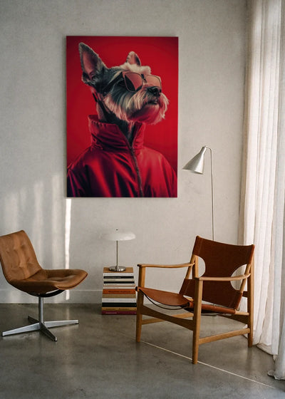 Akustikbillede med en hund i rød jakke på rød baggrund, ophængt over en lænestol ved gardinet med gulvlampe