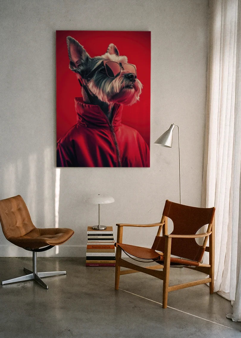 Akustikbillede med en hund i rød jakke på rød baggrund, ophængt over en lænestol ved gardinet med gulvlampe