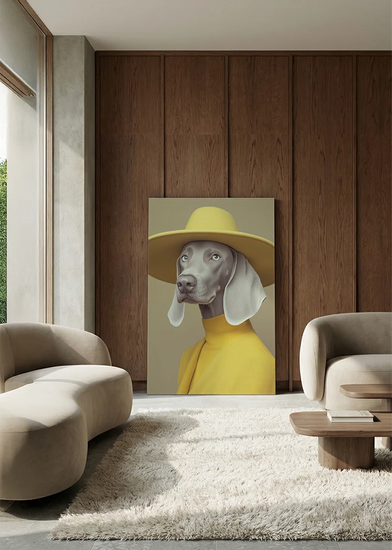 Akustikbillede med en hund med gul hat og gul rullekrave, i en lounge med bugtet sofa mod vægpanel i valnød