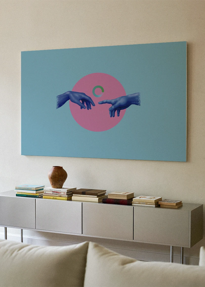 Akustikbillede med læber med en pink cirkel på blå baggrund, over en hvid skænk i et lyst rum med sofa