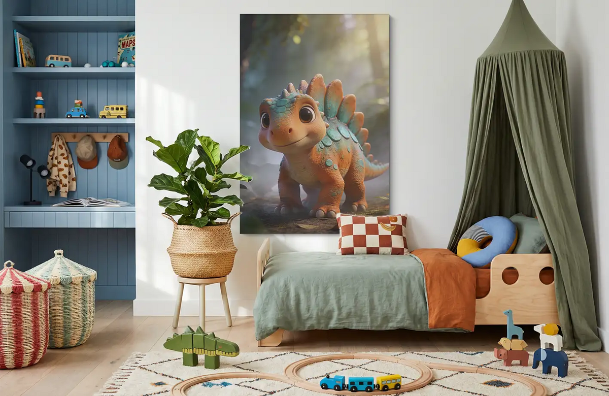 Akustikbillede med en tegnet stegosaurus-unge i orange og turkis i skoven, stillet op ved sengen i et børneværelse med grøn sengehimmel