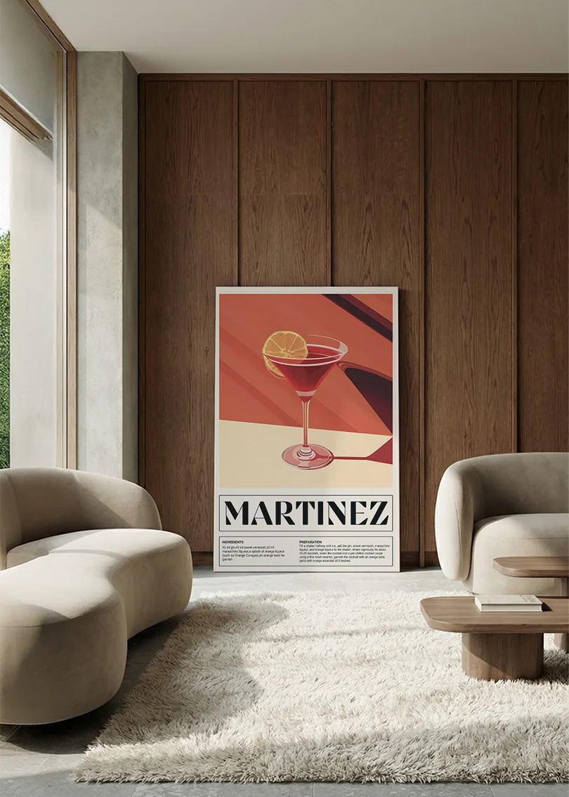 Akustikbillede med en retro cocktailplakat med Martinez, i en lounge med bugtet sofa mod vægpanel i valnød