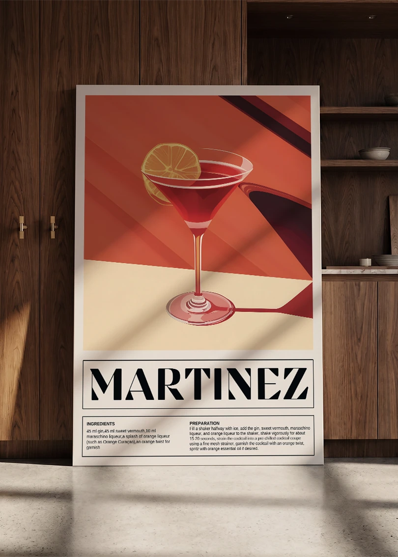 Akustikbillede med en retro cocktailplakat med Martinez, lænet mod en skabsvæg i valnød