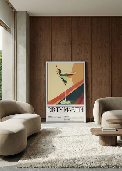 Akustikbillede med en retro cocktailplakat med Dirty Martini, i en lounge med bugtet sofa mod vægpanel i valnød