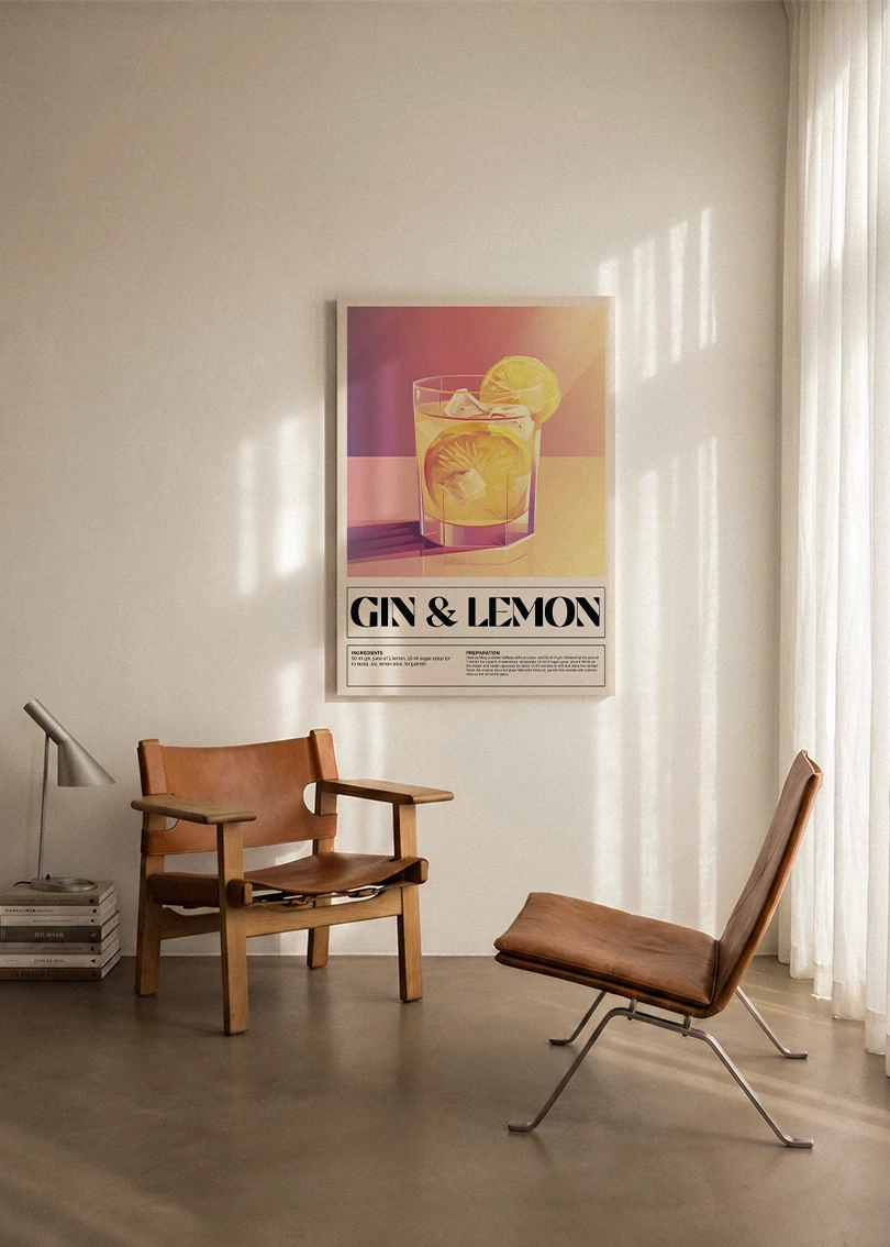 Akustikbillede med en retro cocktailplakat med Gin & Lemon, ophængt over en lænestol ved gardinet
