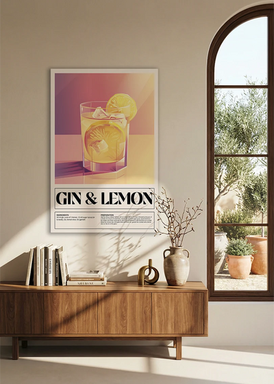 Akustikbillede med en retro cocktailplakat med Gin & Lemon, over en skænk i valnød ved et buet vindue